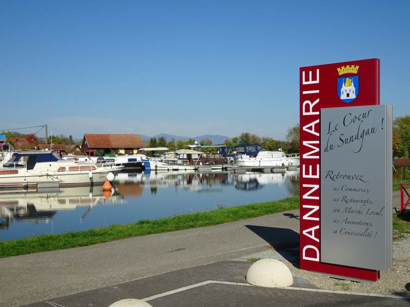 Panneau d'orientation au port, sur l'EV6