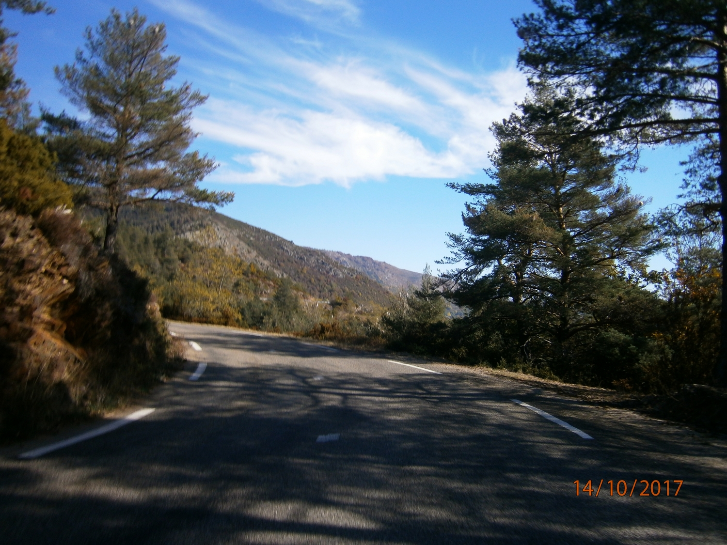 Au col des Rhodes. Une invitation à continuer. Non?