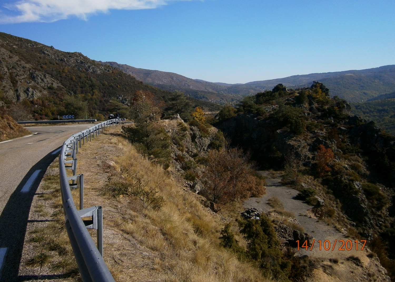 Une autre vue du lieu. La première fois que je suis passé par là en 89 ou 90 c'était sur l'ancienne route et l'on pouvait difficilement s'y croiser. A la vue du ravin c'est la seule fois ou j'ai eu peur sur la route (du fait de la route elle même) mais c'était très impressionnant.