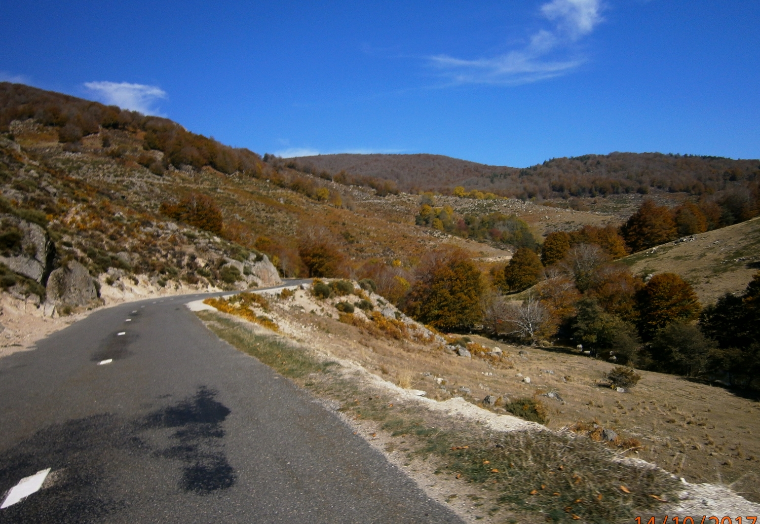 La rivière suit la route ou plutôt l'inverse