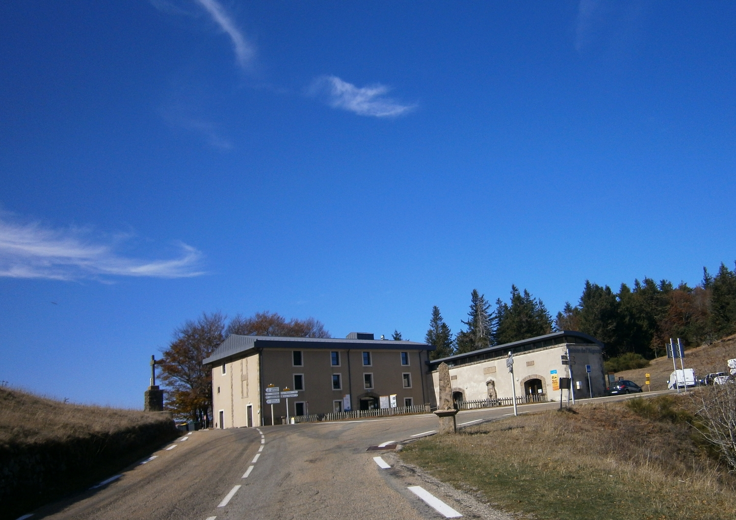 Le col de la Serreyrède. Pour l'Aigoual c'est à droite
