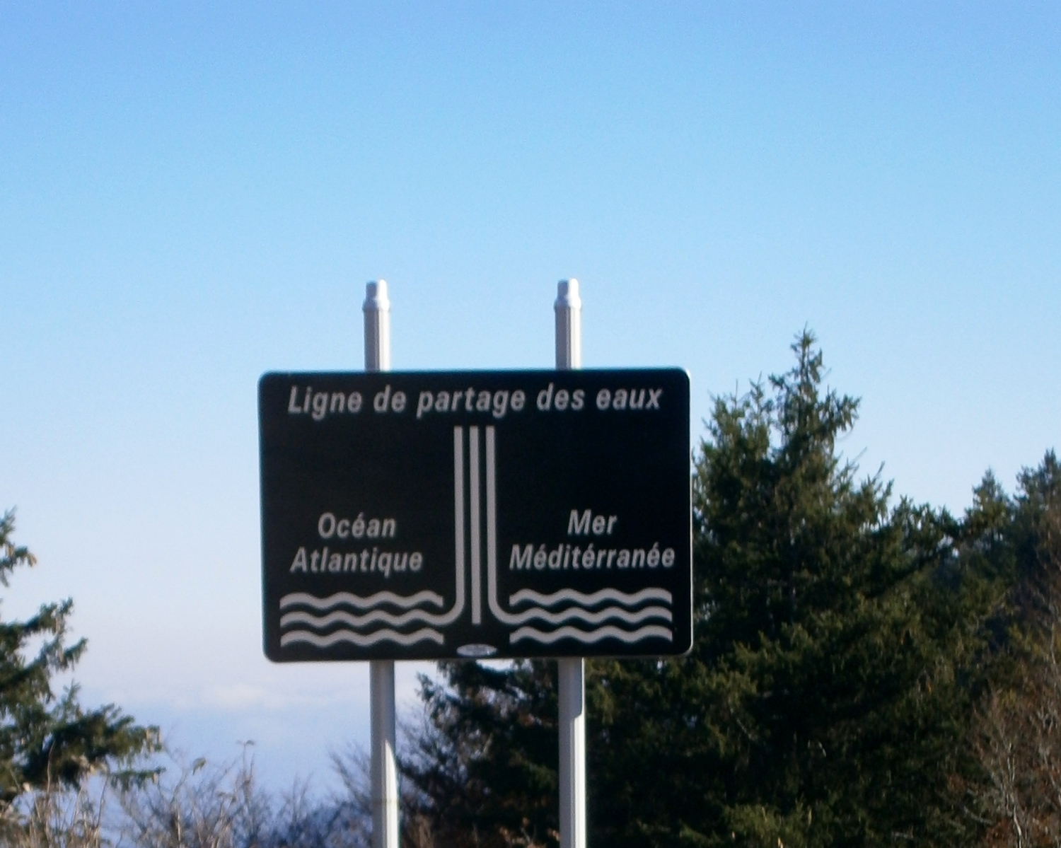 La ligne de partage des eaux passe par ici mais on ne sait pas si l'eau de la fontaine va vers la mer ou bien l'océan...