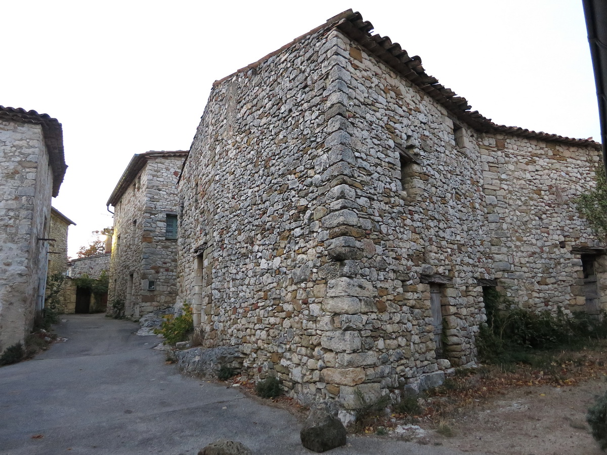 Maisons en pierres du village d'Oppedette