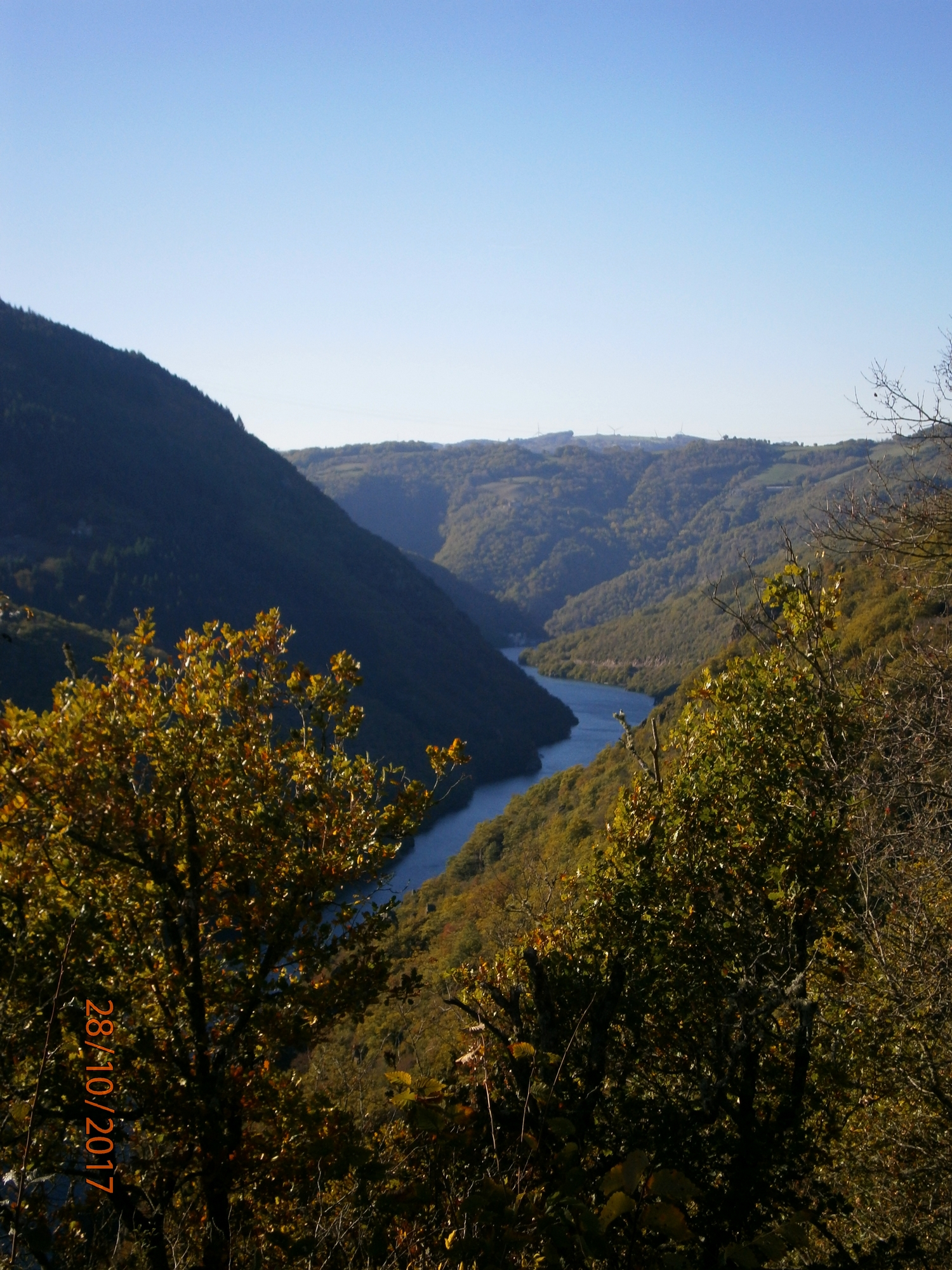 Le Tarn qui se prélasse dans la retenue de Pinet au cœur des "Raspes" du Tarn.