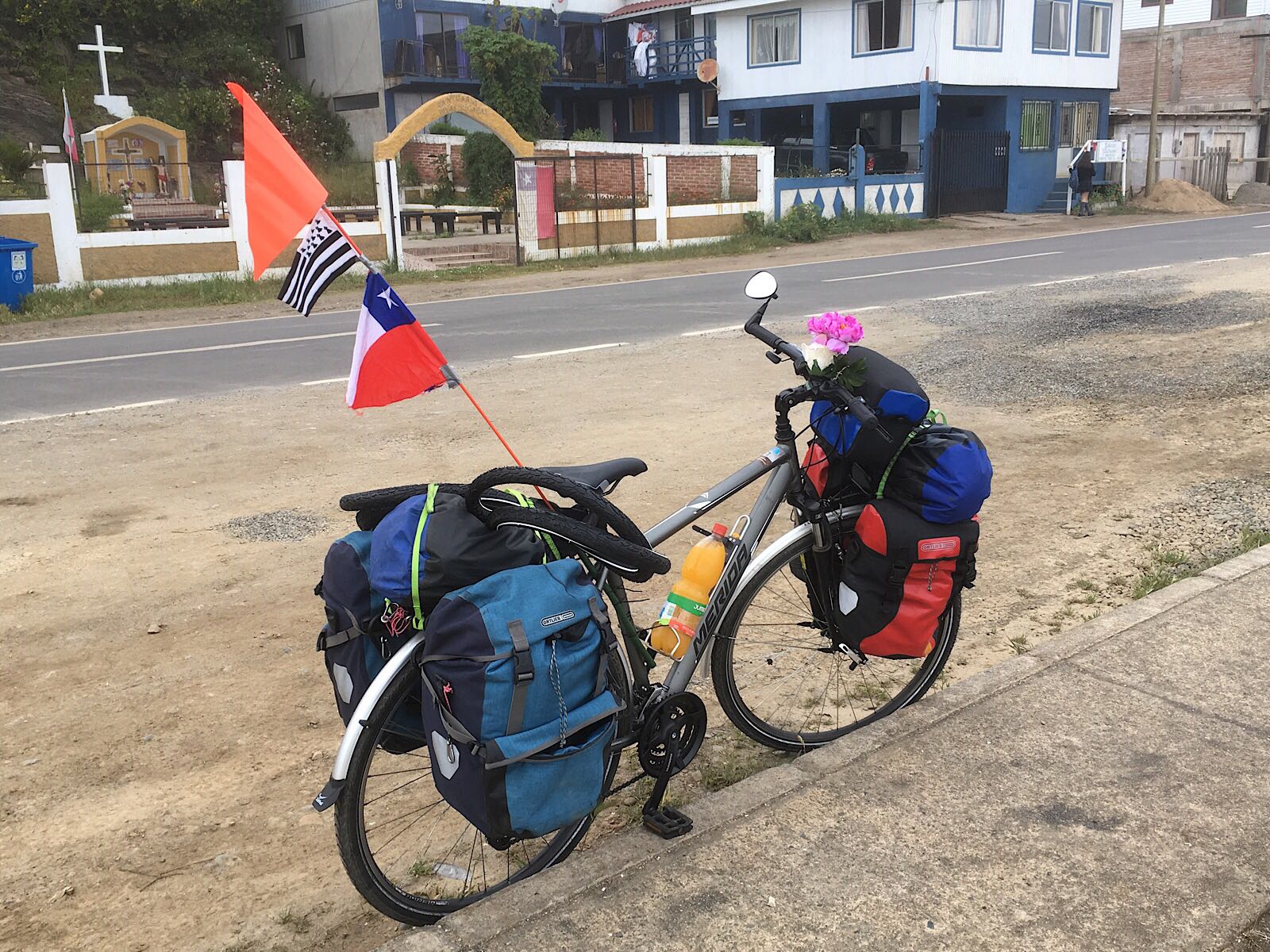 10- Avec le drapeau chilien qu'on m'a offert en route.jpg
