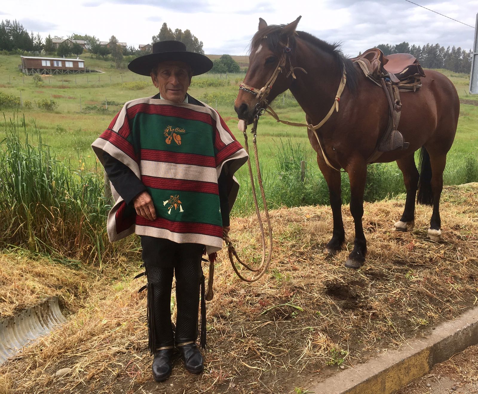 13 - Rencontré Antonio et son cheval Regalón. Il attendait d'autres personnes pour aller à un enterrement.jpeg