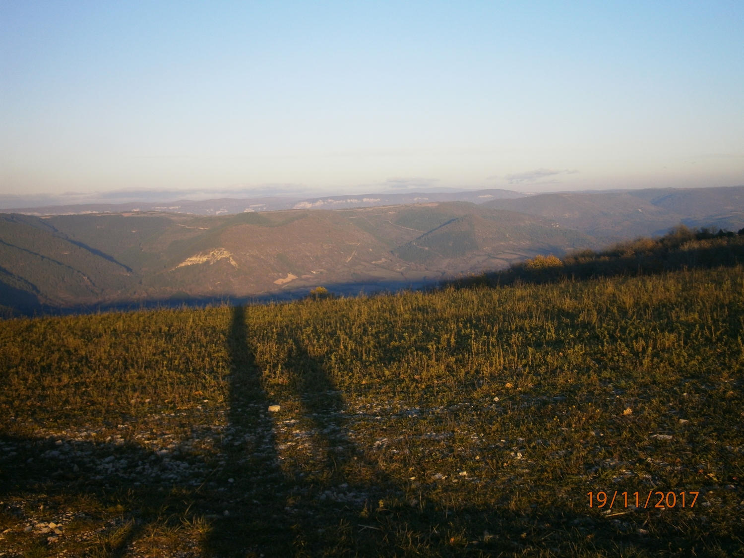 Arrivé au col le soleil est là mais le vent glacial aussi.<br />En face au fond c'est l'Aigoual mais aujourd'hui je n'ai pas vraiment envie d'y être...