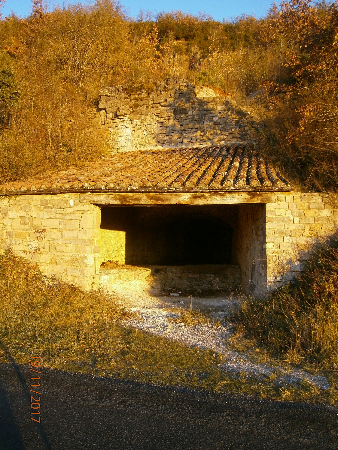 Le minerai était extrait dans la carrière que l'on distingue au dessus. L'exploitation à cessée dans les années soixante