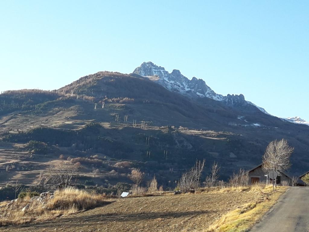 Aiguilles de Chabrières (Réallon) et ligne THT