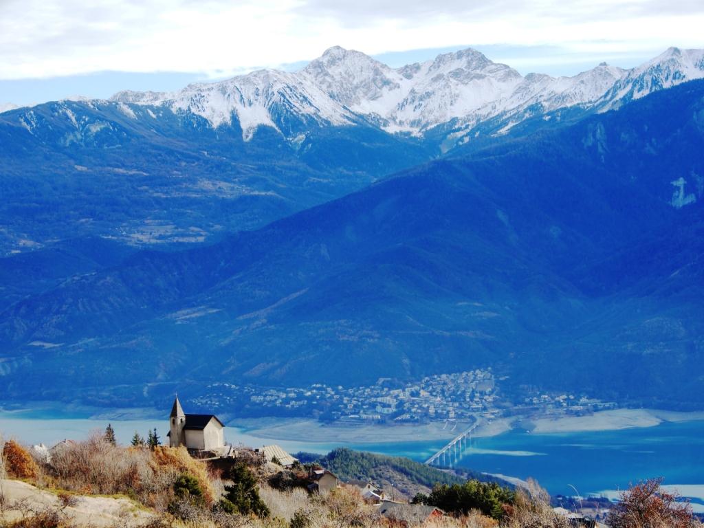 Lac de Serre-Ponçon, Savines le lac et St Apollinaire en premier plan. Au fond : Massif du Pouzenc 2900 m