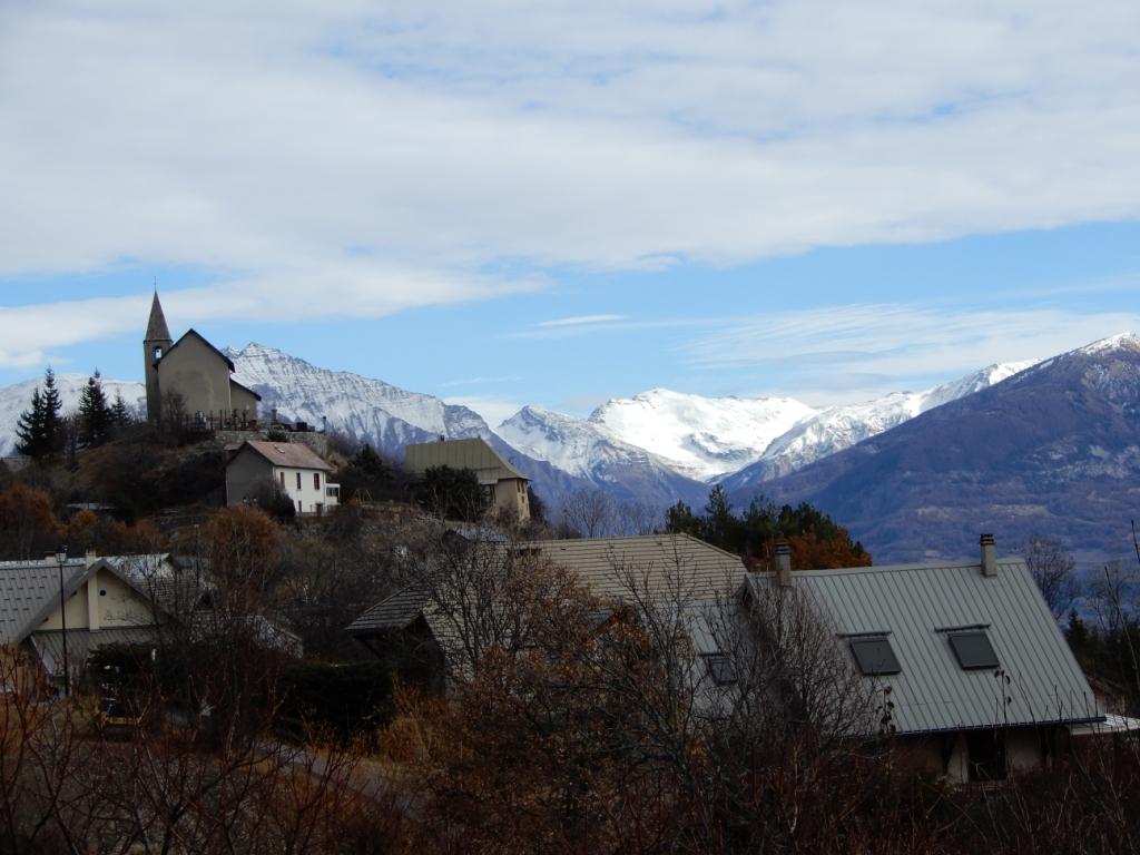 St Apollinaire. Au fond : Massif du Parpaillon 2990 m