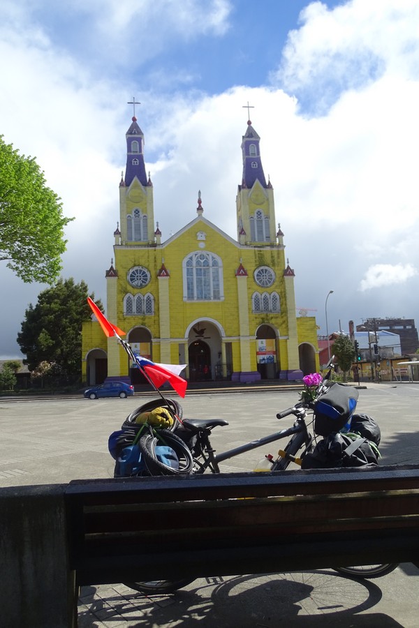 Mon vélo devant l'église de Castro (classée au parrimoine mondial de l'unesco depuis 2010 - l'église, pas mon vélo, ah ah ah)