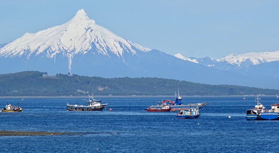 Depuis le port de Quellón (sud des Chiloé). Le volcan dans le fond, c'est le Corcovado