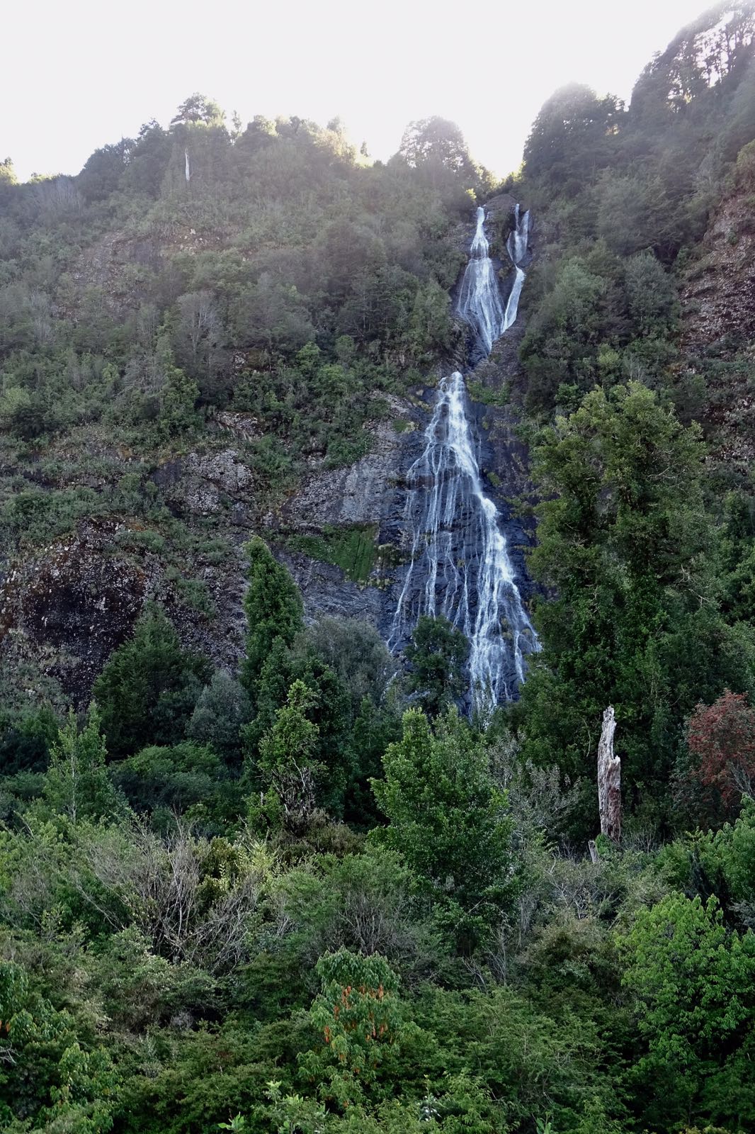 28- Une des nombreuses cascades sur la route.jpeg
