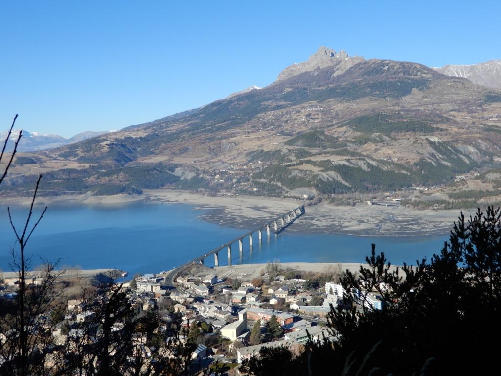 Je quitte Savines le lac par les pistes forestières. Le lac a déjà bien baissé !!