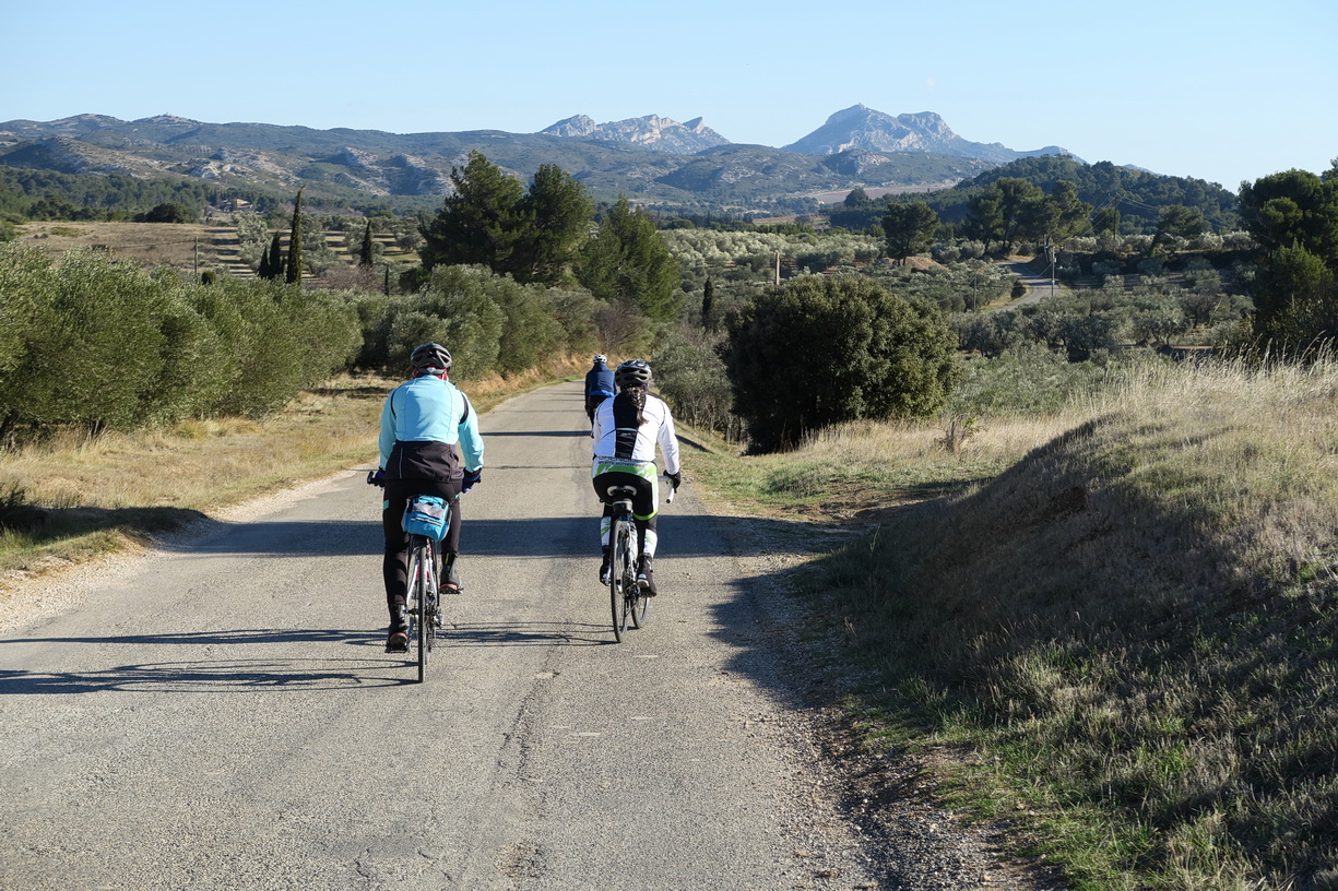 Route avec les Alpilles à main gauche