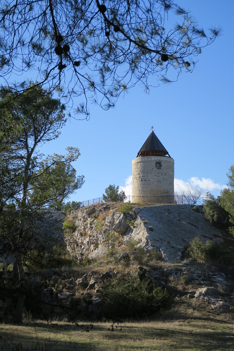 Un moulin (pas de Daudet) à Fontvielle)