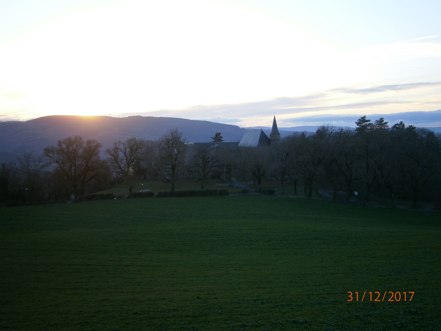 Coucher de soleil sur le château de Gissac