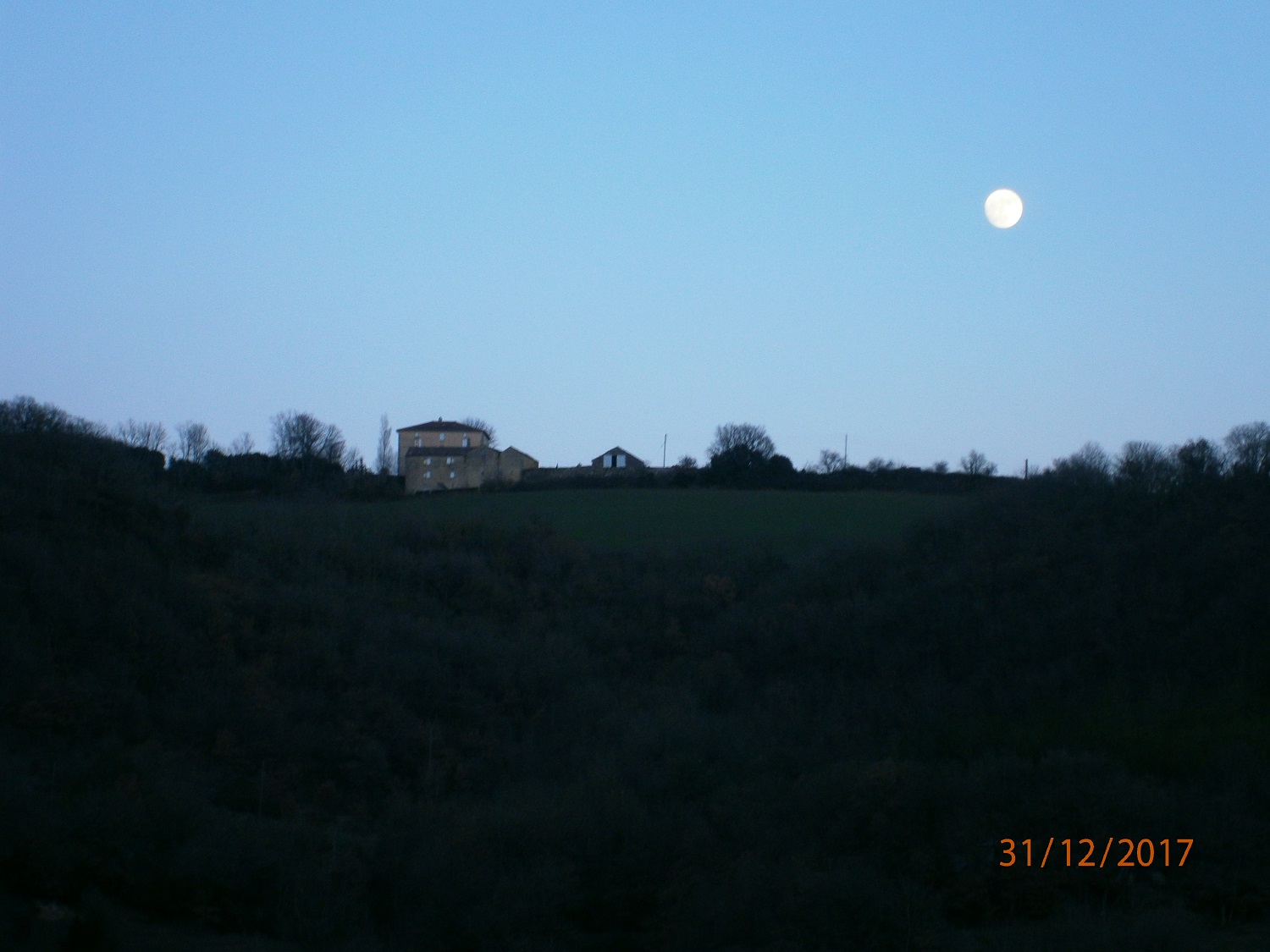 Levé de lune sur la ferme de St Étienne