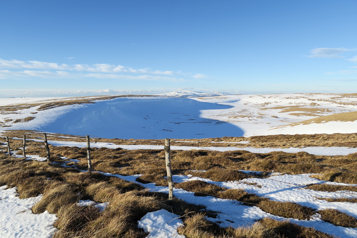La neige s'accumule et forme des corniche sous le vent