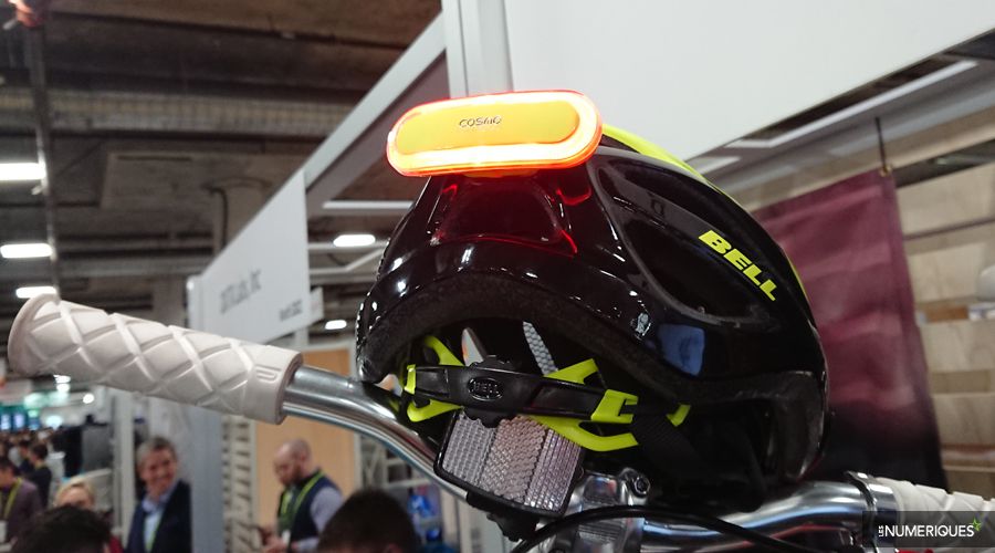 Le feu stop Cosmo Bike se place sur le casque du cycliste.