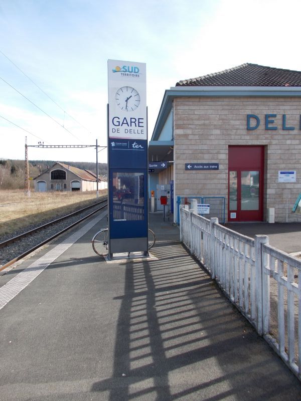 2014. Remarquer au fond la remise à locomotives