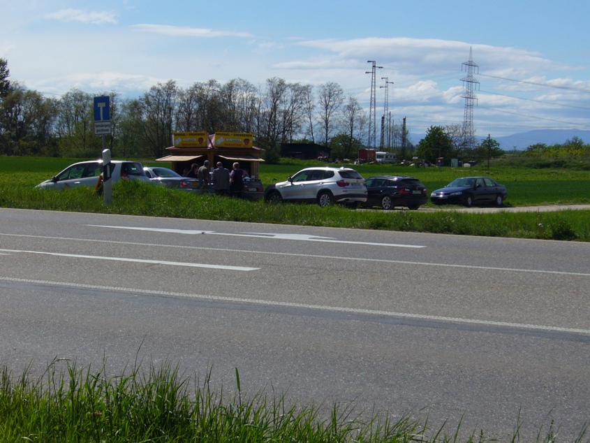 Un peu partout des petites maisonnettes en bois ou l'on peut acheter les asperges direct après la cueillette.