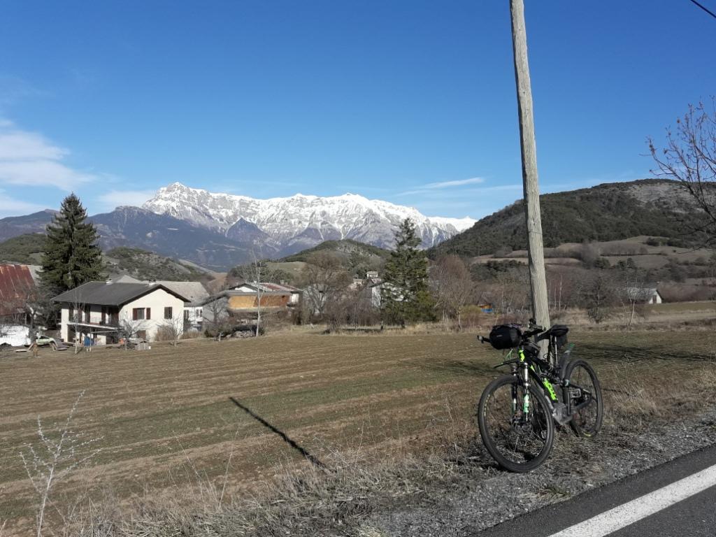 La Bréole, Massif du Morgon au fond