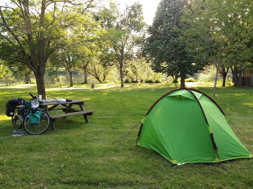 camping calme ! au bord de la rivière