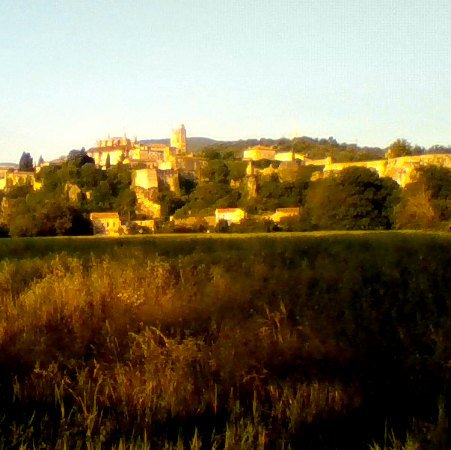 le soleil se lève. Il fait très beau
