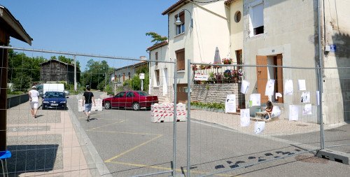 le moindre chemin est barré. Pas moyen d'aller boire un verre sans payer l'entrée au village. Un peu surprenant.