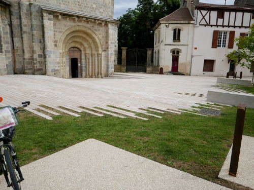 une place joliment et intelligemment architecturée