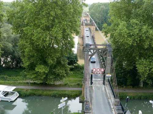 lz pont passe sur le Canal, puis sur Garonne, nettement boueuse