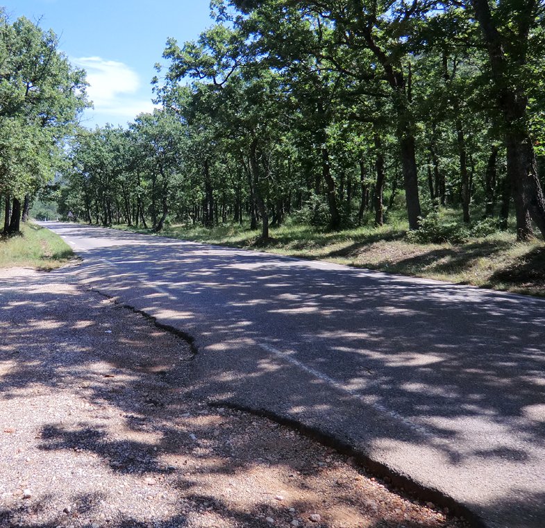 12. Beauté des routes provençales.jpg