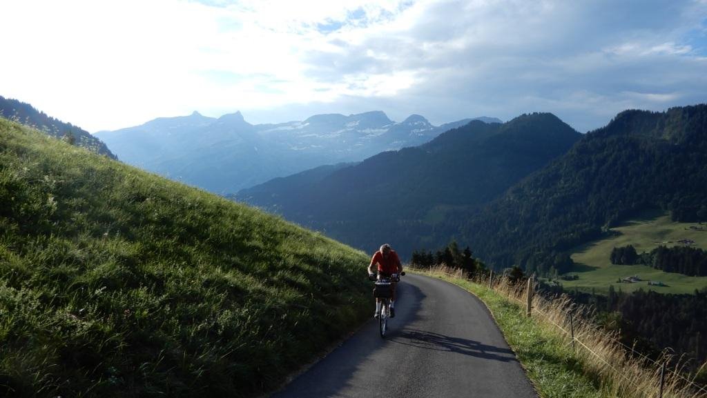 Derrière : Massif des Diablerets