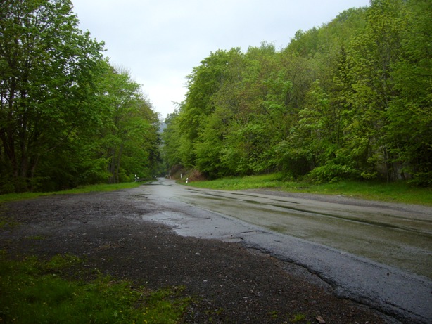 La route de plus en plus mouillée lors de la descente.