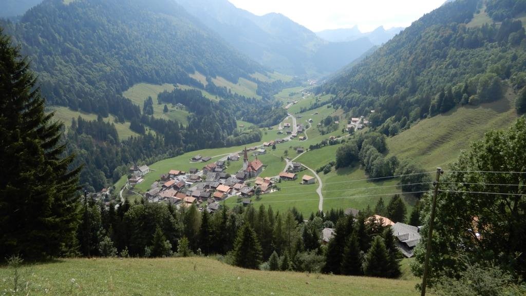 vue plongeante sur Jaun
