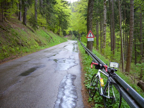 A environ 5km du sommet, la route est déjà bien mouillée.