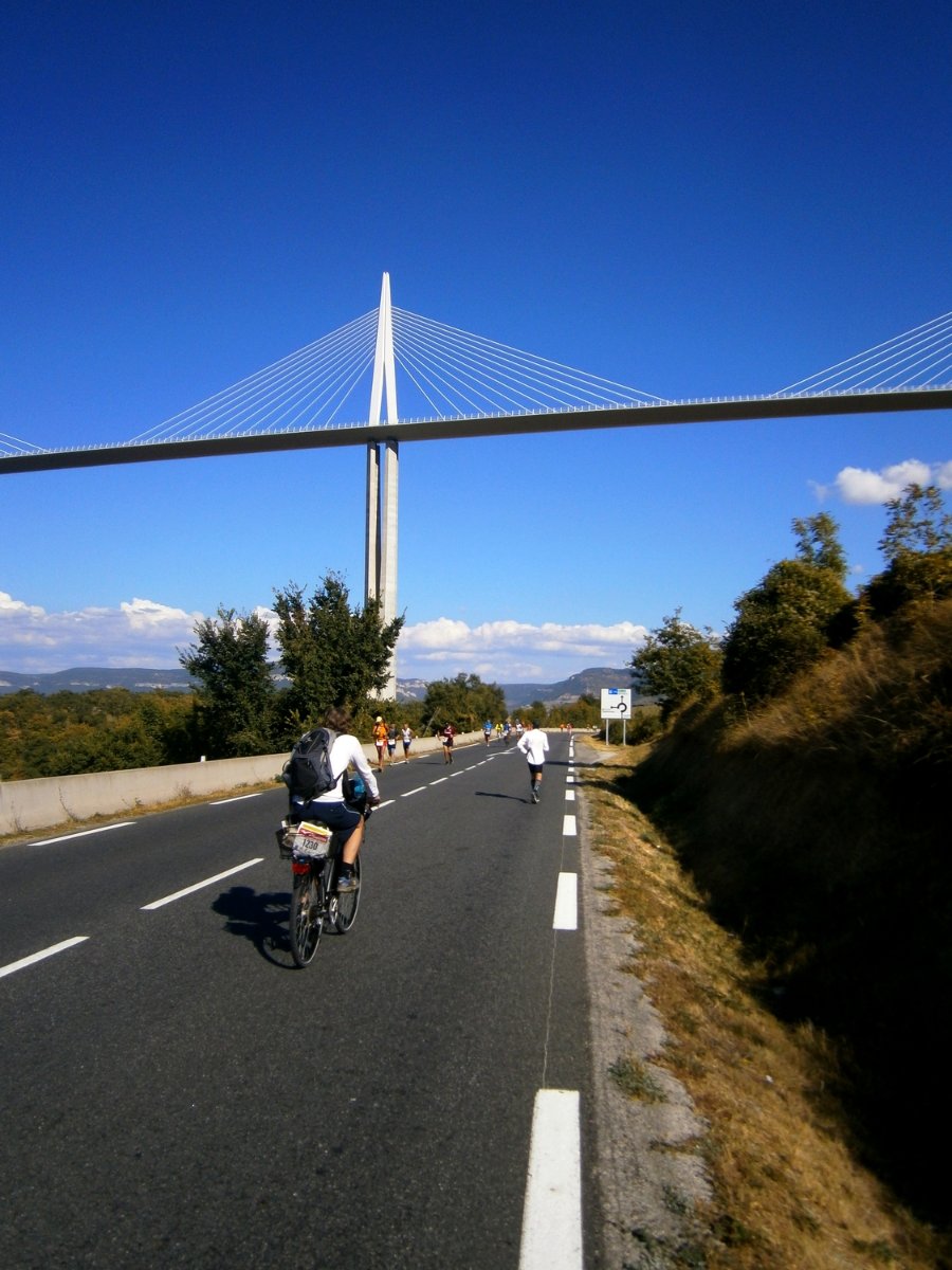 Les courreurs sous le viaduc de millau