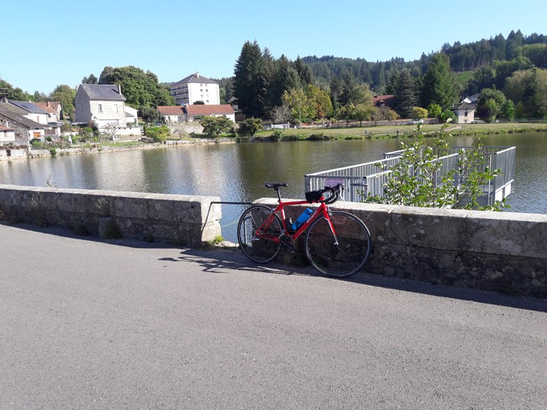 Devant la pièce d'eau de Peyrat.jpg