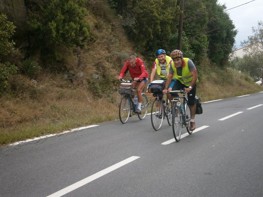 Daniel "emballe" le trio au sommet du petit col de l'Escougoussou (si ça ce n'est pas un nom du midi !)