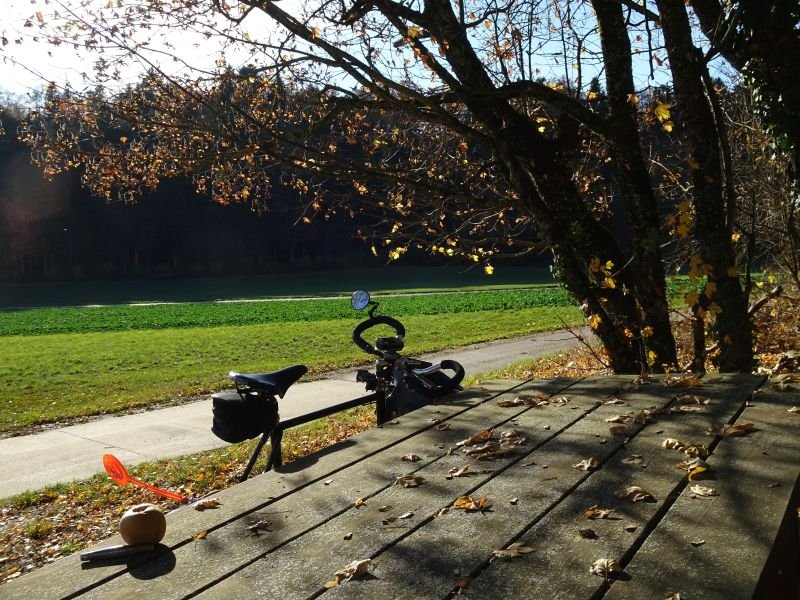 Pause-pomme sur la piste cyclable