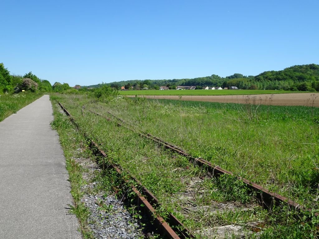 Voie qui longe la piste cyclable