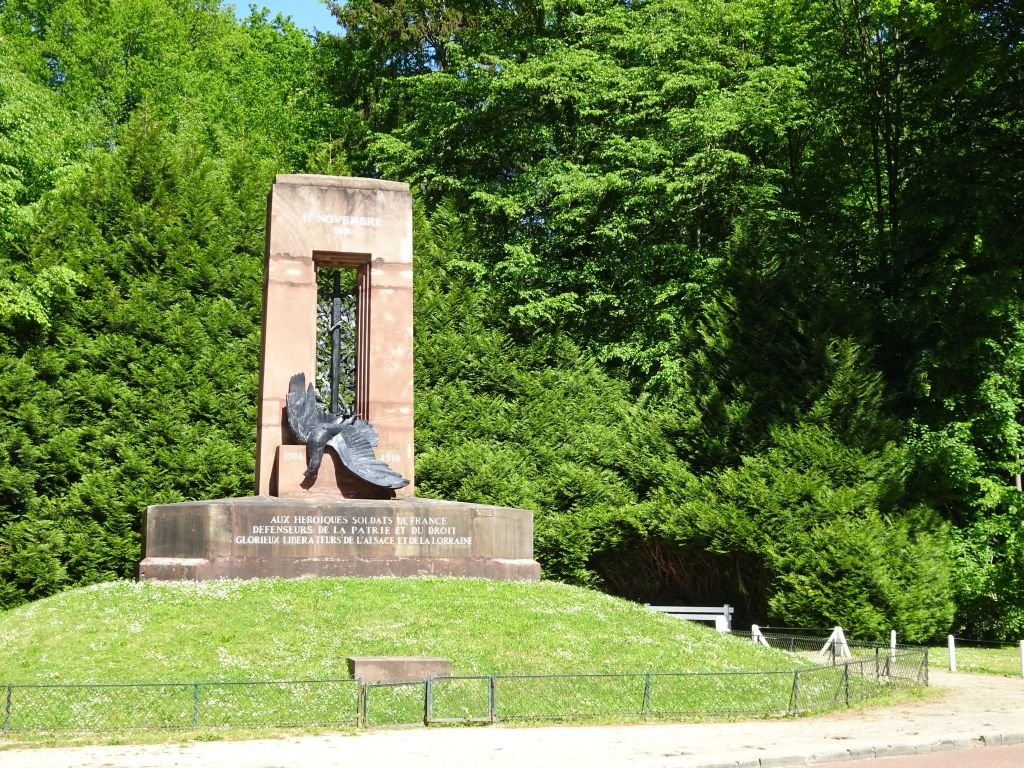Monument dans la clairière
