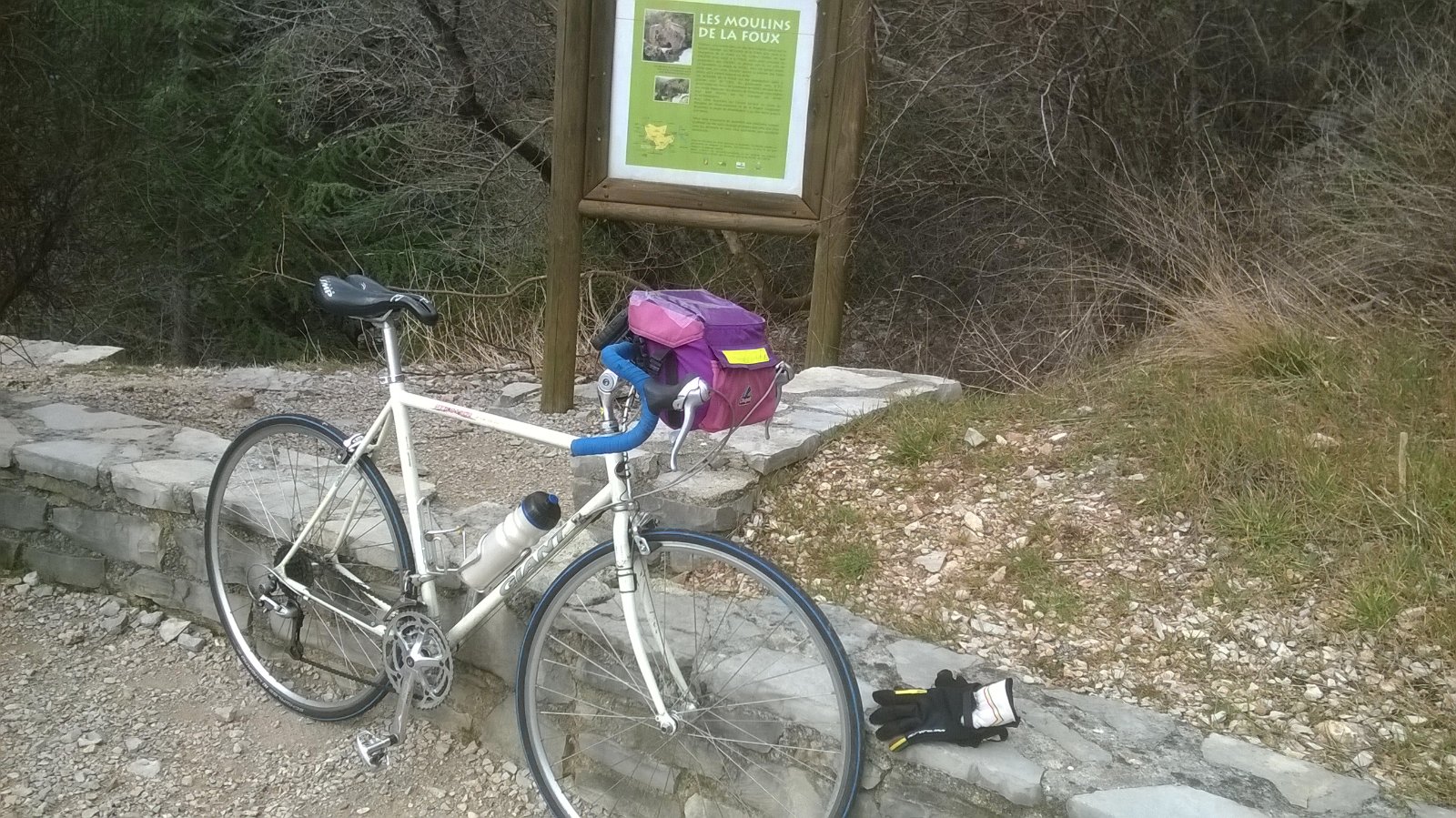 A mi pente, au départ du sentier vers le moulinde la Foux...