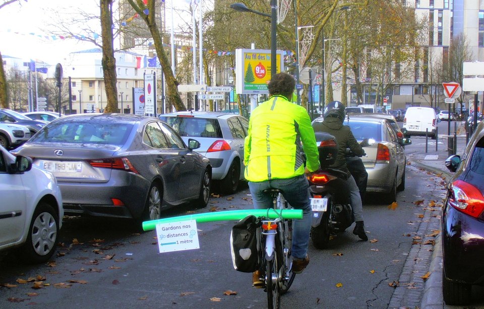 La frite, qui mesure environ 1 mètre, symbolise la distance à respecter