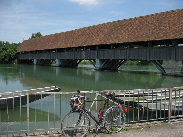 Le pont couvert de Wangen. Tout en bois, de nombreux ponts de ce type existent en Suisse allemande ; celui-ci franchit l'Aar