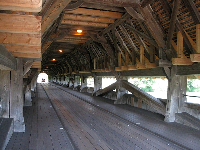 Vue à l'intérieur du pont, remarquez l'imposante construction en bois