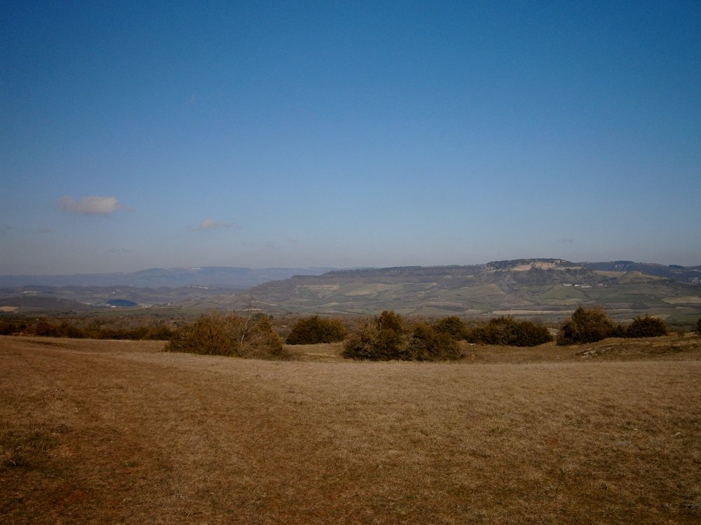 Le Larzac et au fond le Lévezou avec quelques restes de névés.