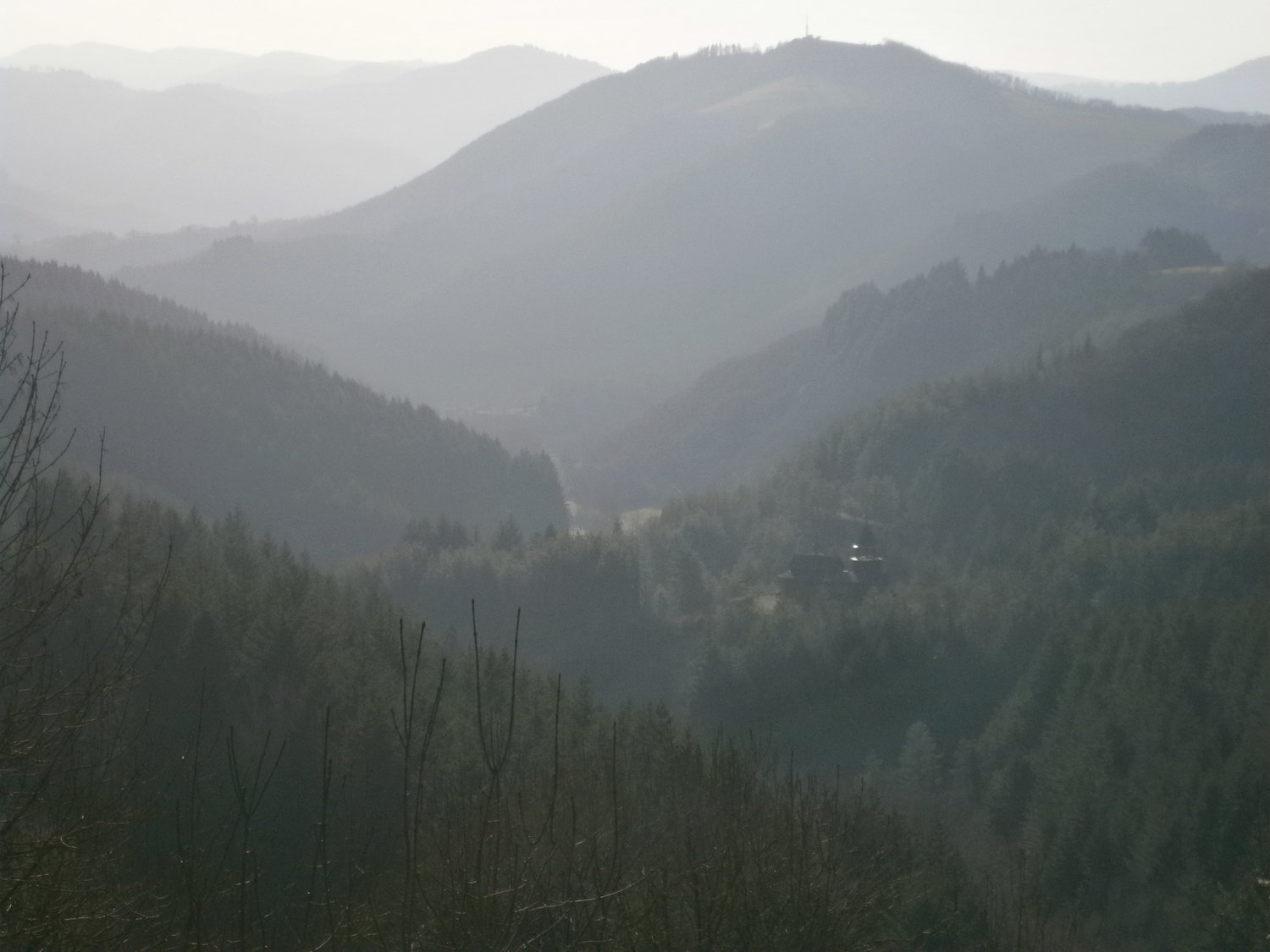 Vue sur le vallon des granges de Pessalle et de sa chapelle orthodoxe